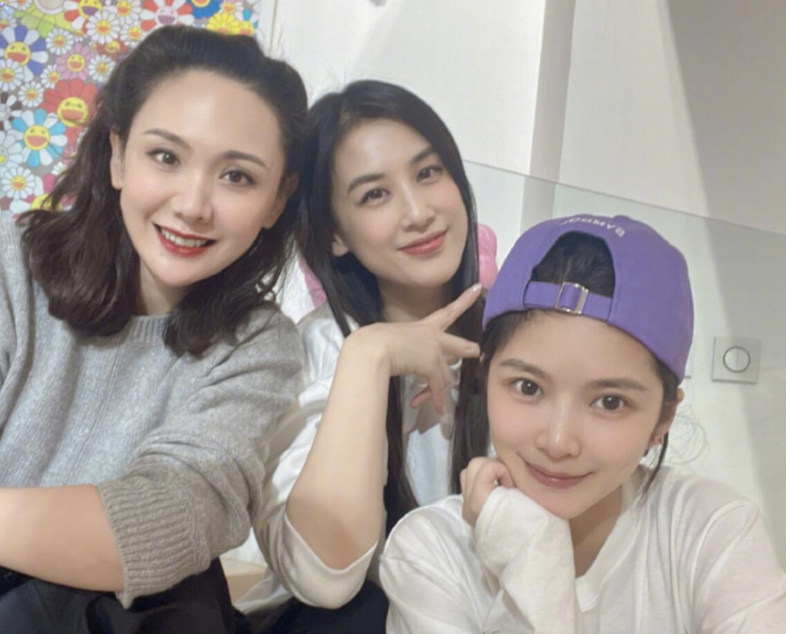 辣妈重聚!黄圣依王灿程莉莎晒自拍美照,三人比美各有千秋