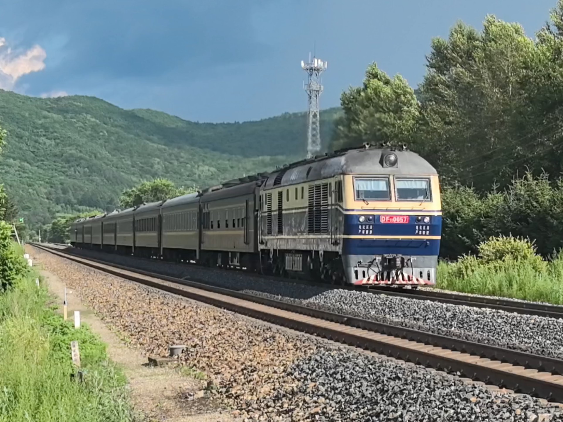 0057内燃机车牵引佳木斯-哈尔滨 k7126次列车绥佳线