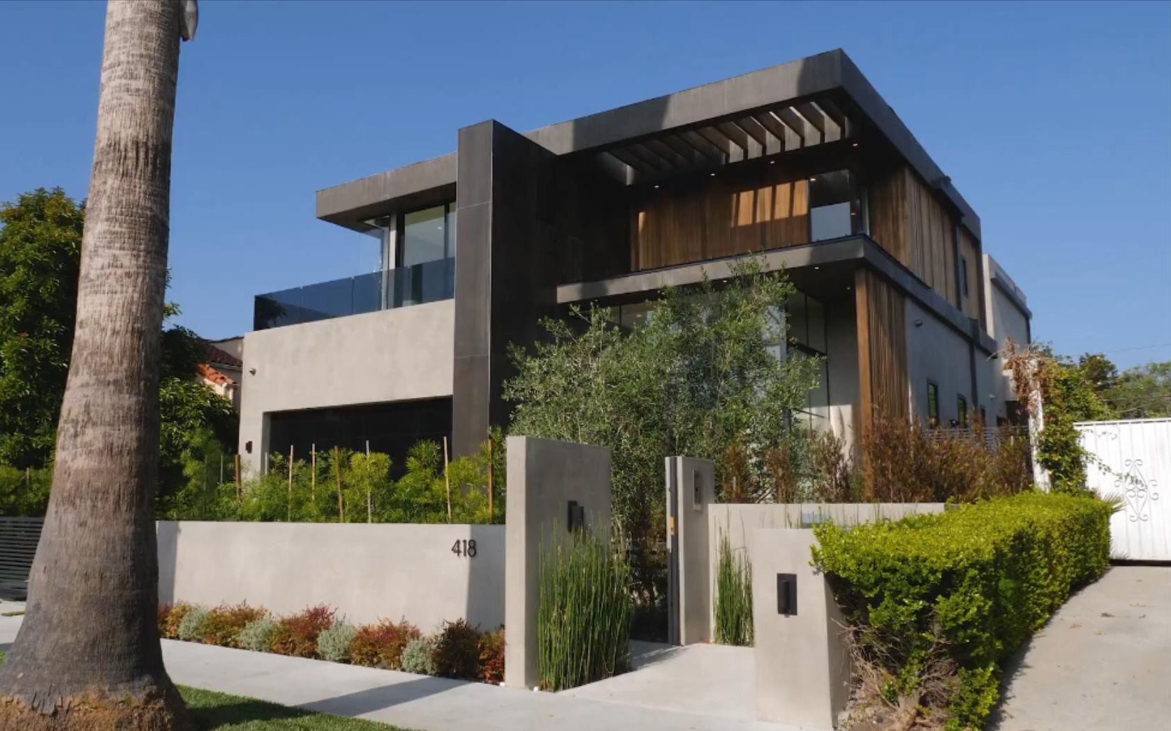 位于加州洛杉矶的一座精致时尚的现代豪宅418nsweetzeravelosangeles