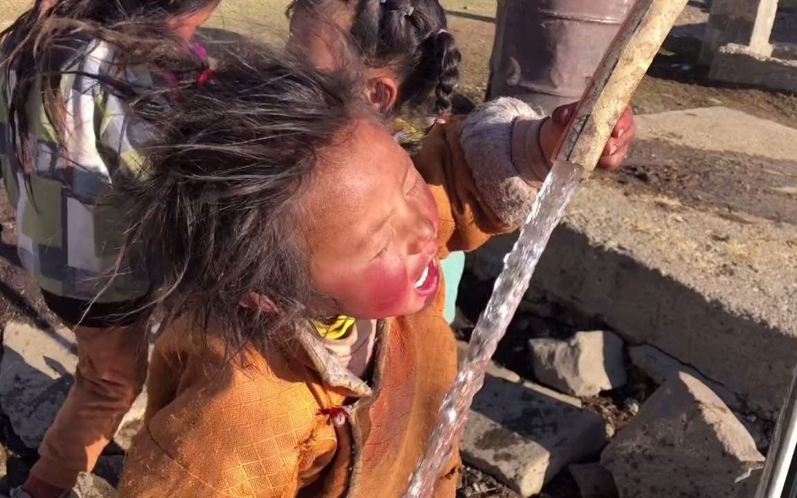 【感动视频】天真无邪的孩子在户外水管下喝水(11166)