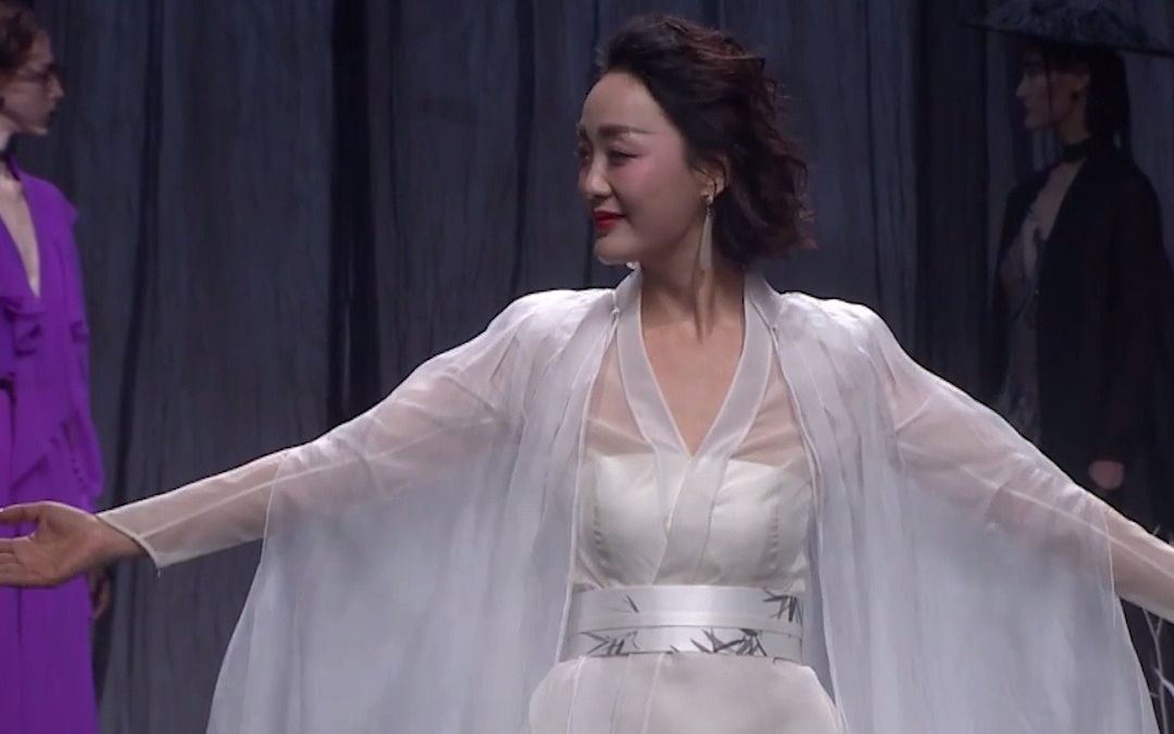 盖娅传说闭幕式熊英女士的谢幕每次都很谦逊诚心