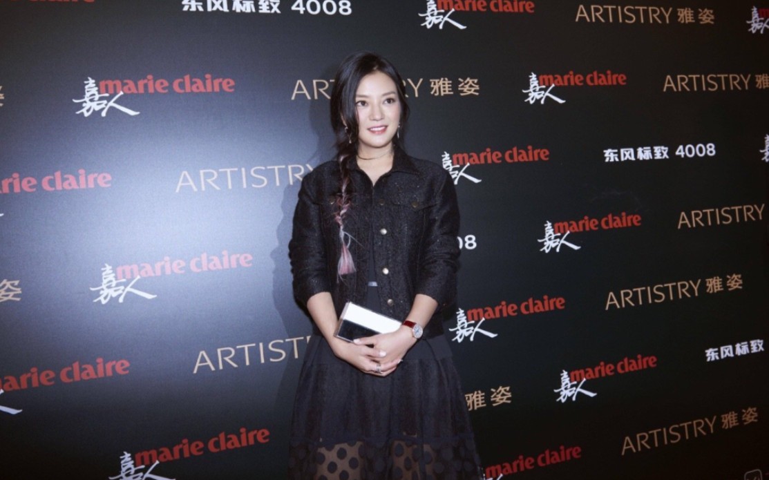 赵薇2016年《嘉人》中国风,荣获公益人物大奖,薇姐的麻花辫着实可爱