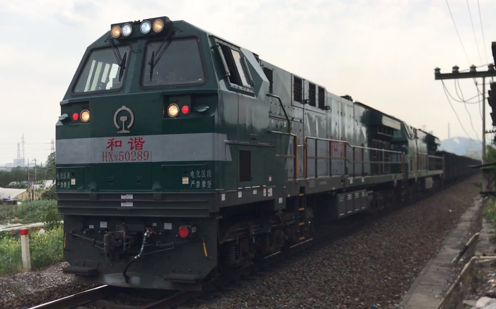 宁芜铁路hxn5双机重联牵引货列上行通过