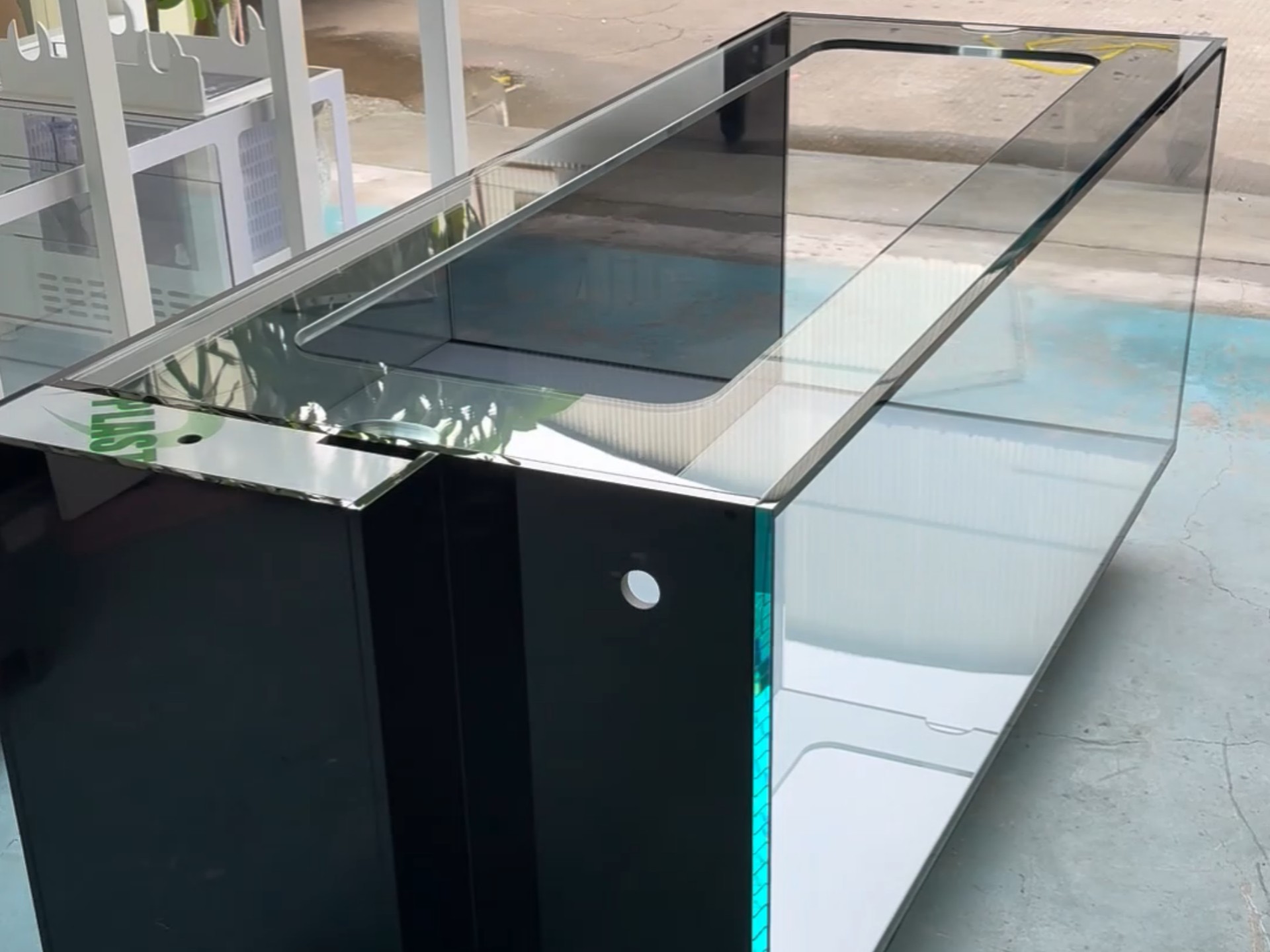 1800x700x650海水fot纯鱼缸,主缸15厘金晶五线超白侧背包,上部一体