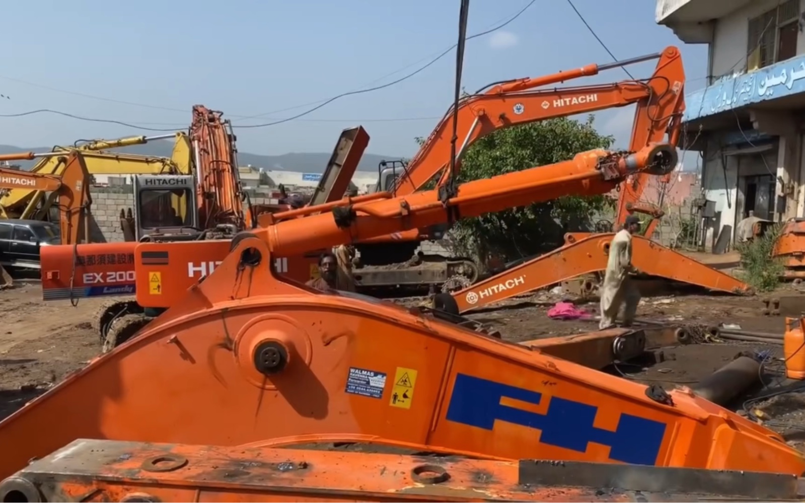 巴铁师傅在简陋的小作坊改装挖掘机大臂全过程