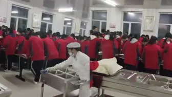 Tải video: 职校学生食堂吃饭只能站着？遭家长反对，校方：学业紧张自愿选择