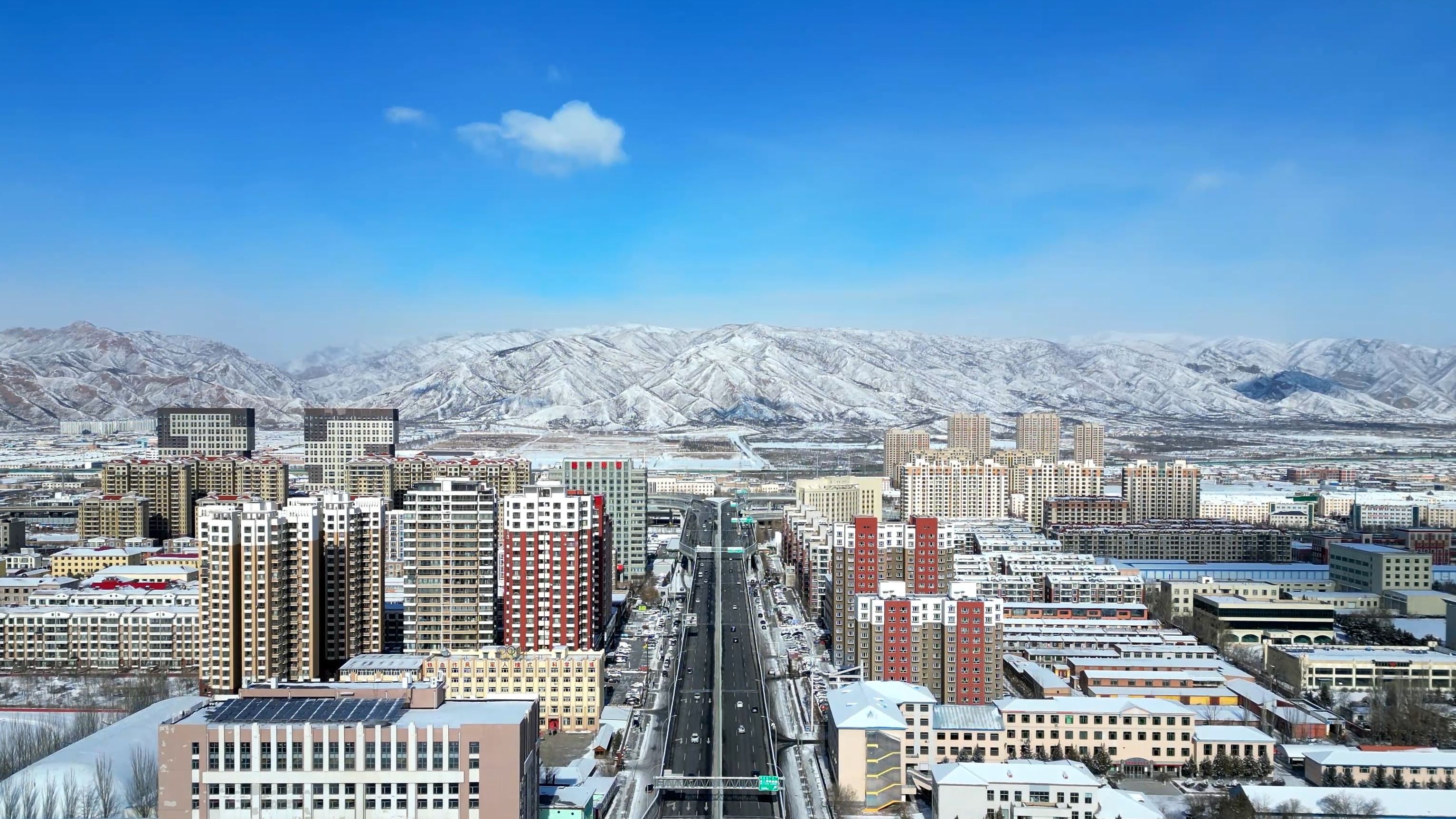 【航拍】一座以连绵不断的大山为背景的城市,初雪过后的呼和浩特也
