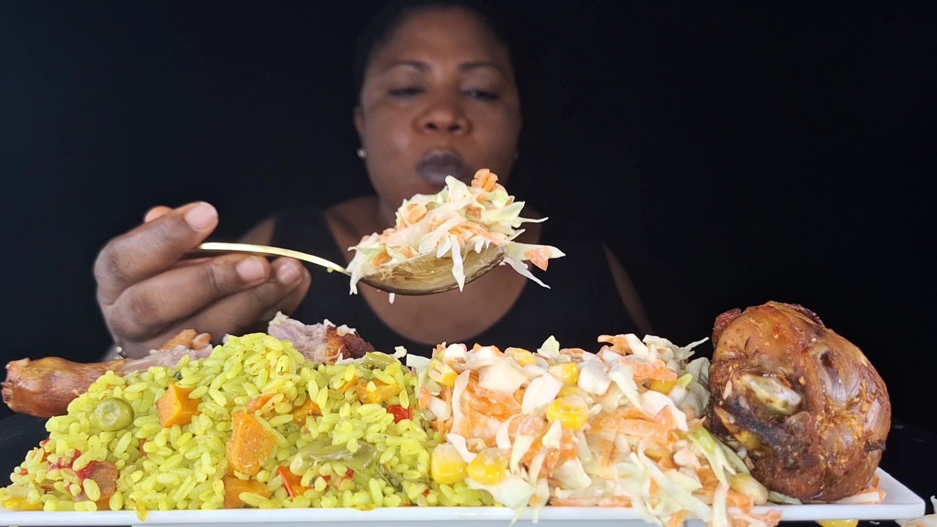 非洲烤鸡和凉拌卷心菜炒饭