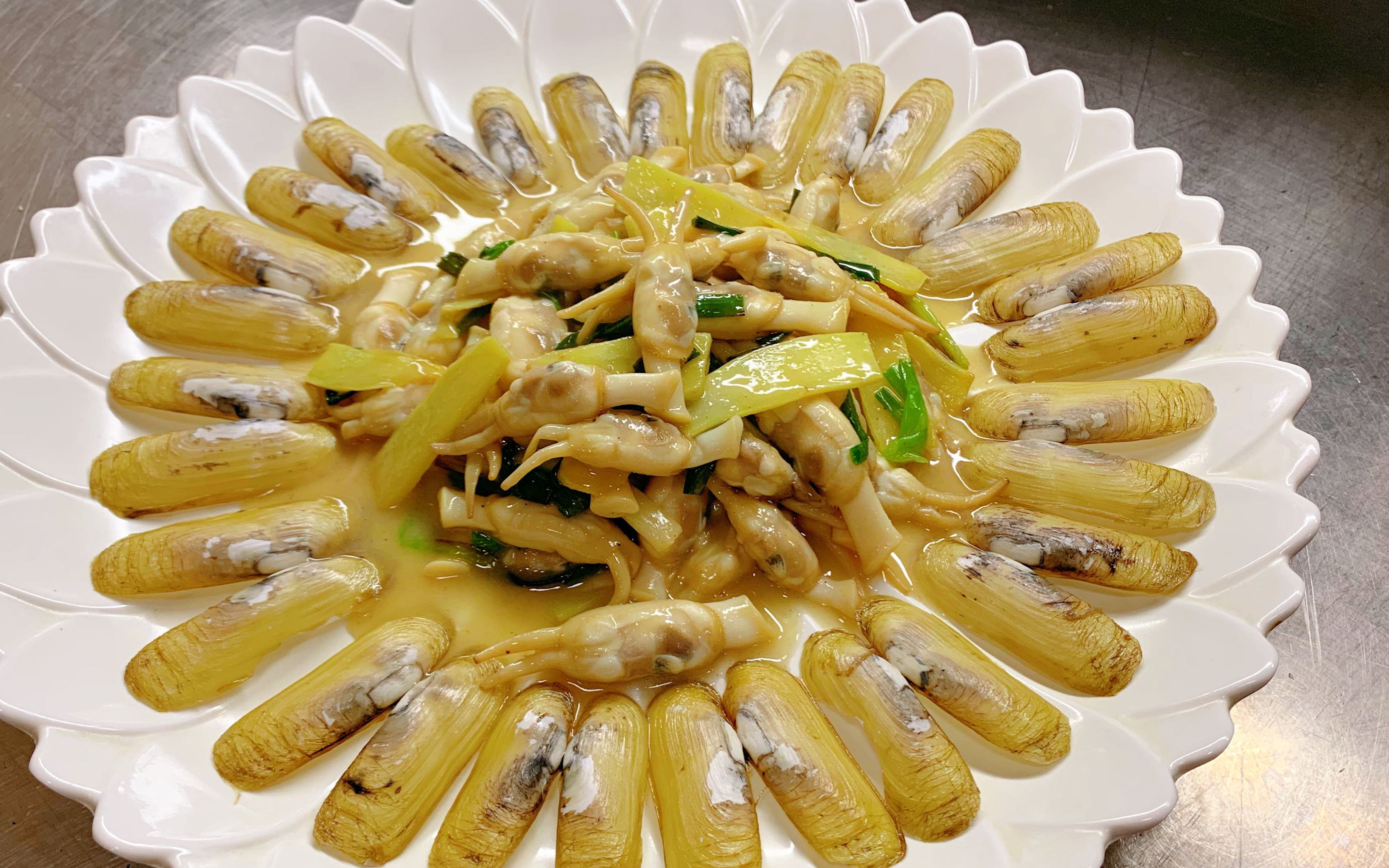 葱姜炒蛏子注意这些技巧做出来的和饭店一样的味道!