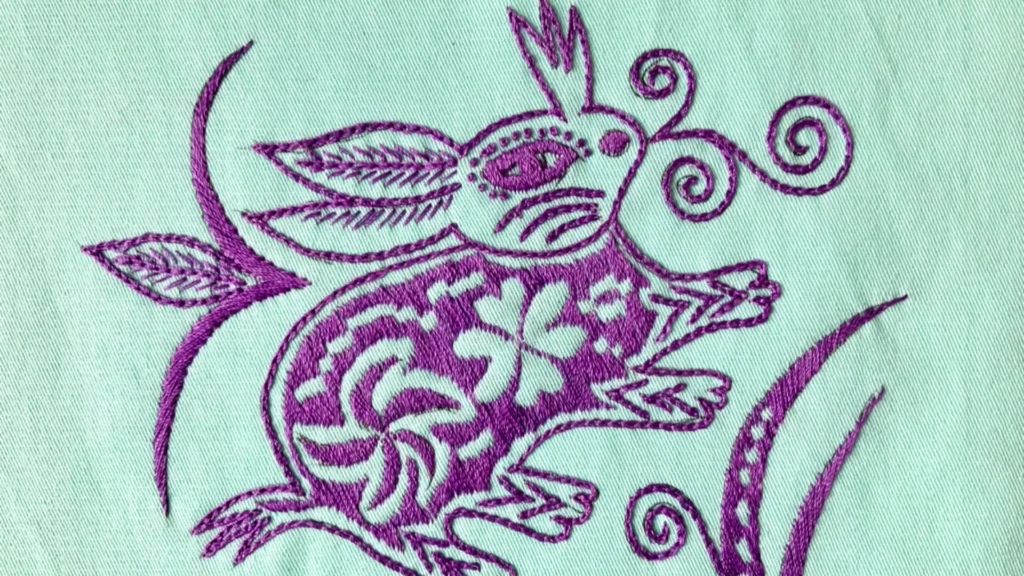 绣了一只民间图案小兔子