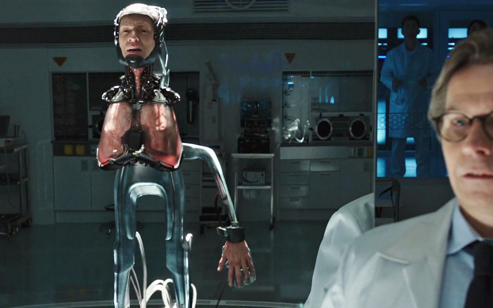 科幻电影《机械战警》男子执行任务受伤,只剩大脑心脏,科学家竟将他