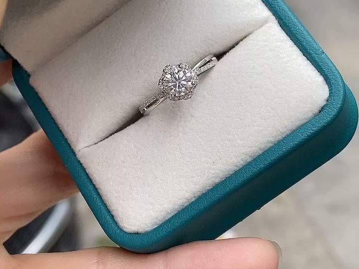 客订高品质莫桑钻戒指室外实拍