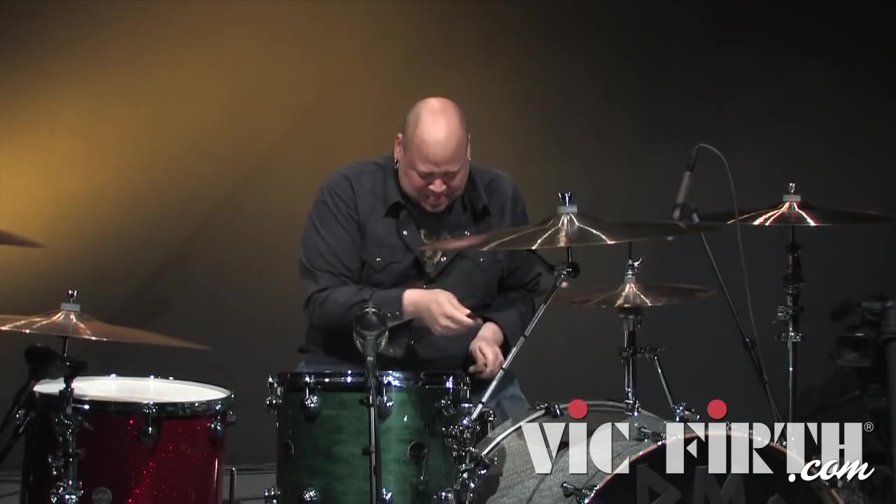 [图]Performance Spotlight_ Abe Laboriel Jr.