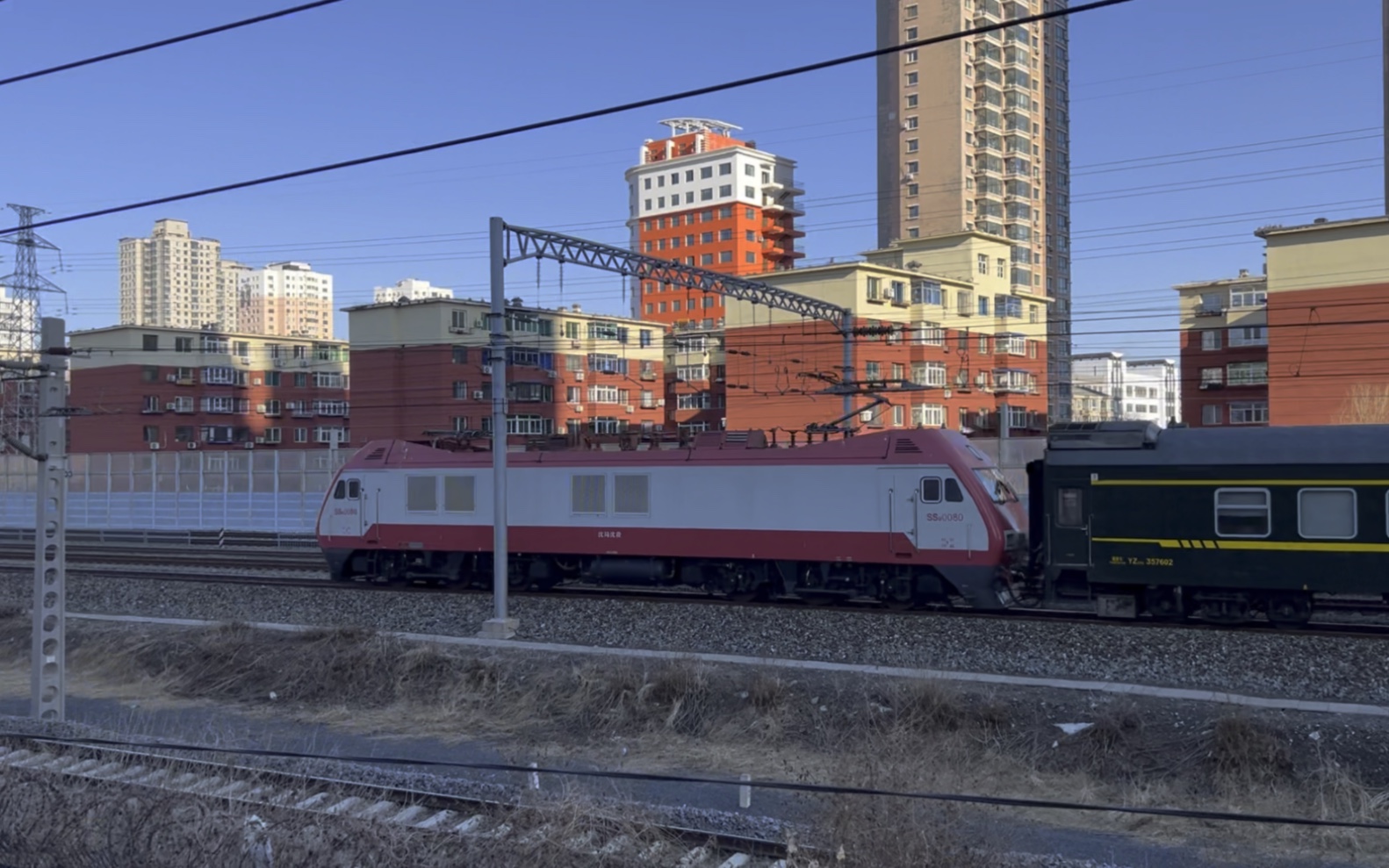 沈局沈段ss9g-0080牵引客车k629次(大连—佳木斯)通过沈铁凌空佳园