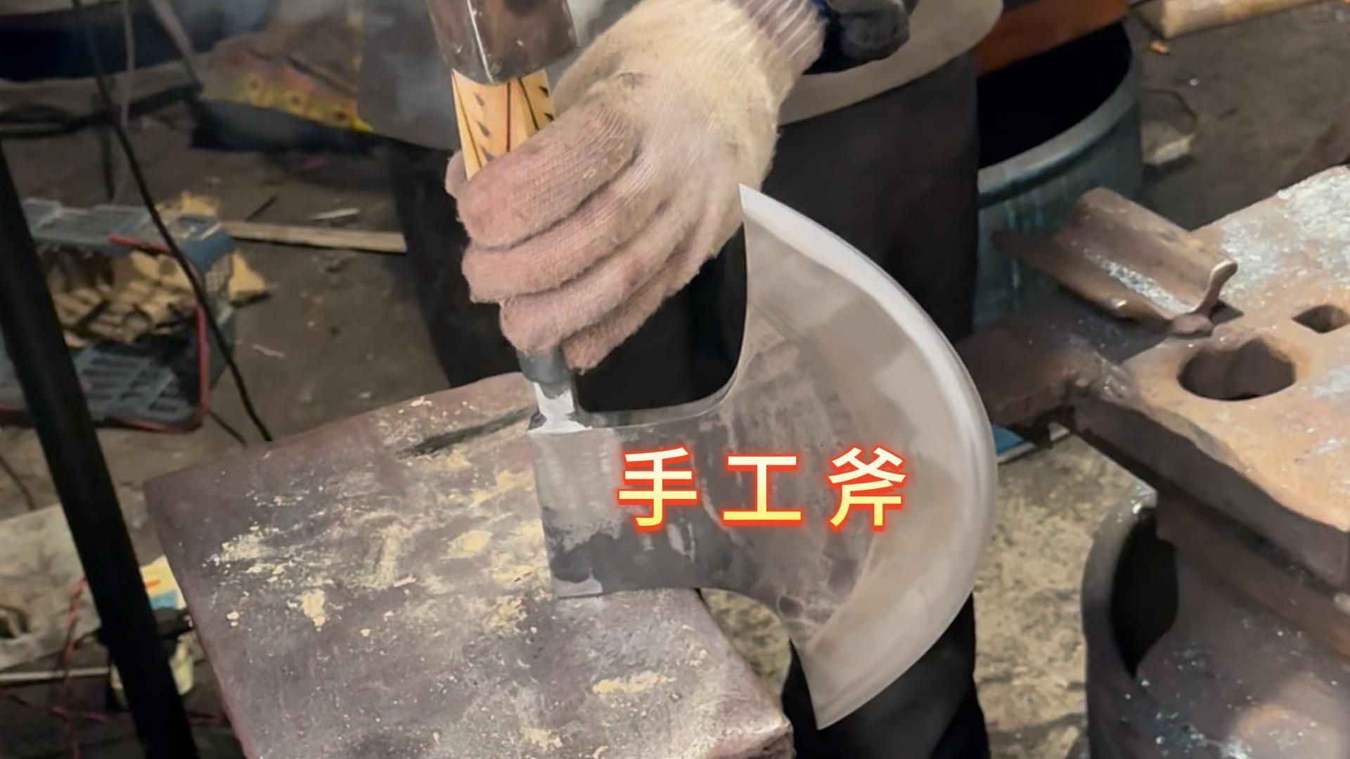 手工锻打了一把月牙斧