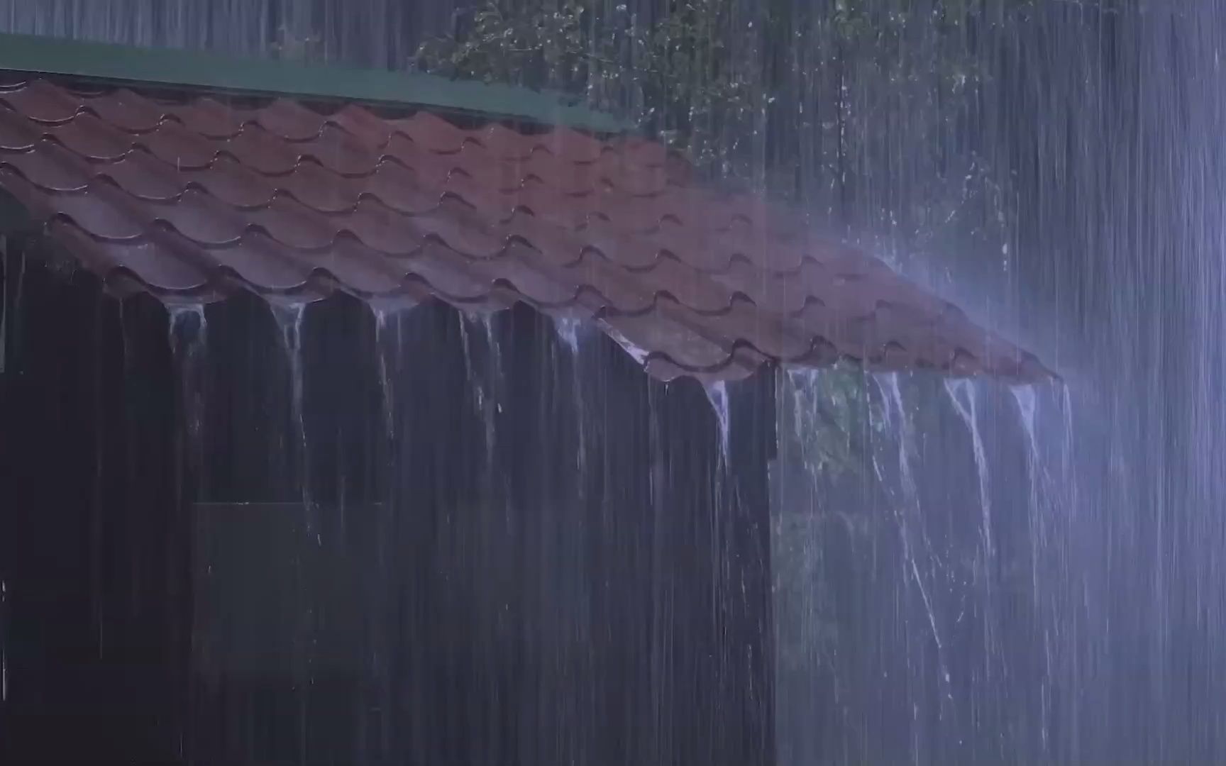 [图]在铁皮屋顶上的大雨和巨大的雷声中，3分钟内轻松入睡