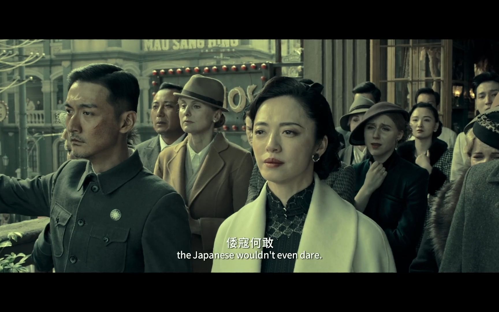 电影八佰,通过自爆来抵抗敌人的飞机大炮,国人皆如此,倭寇何敢