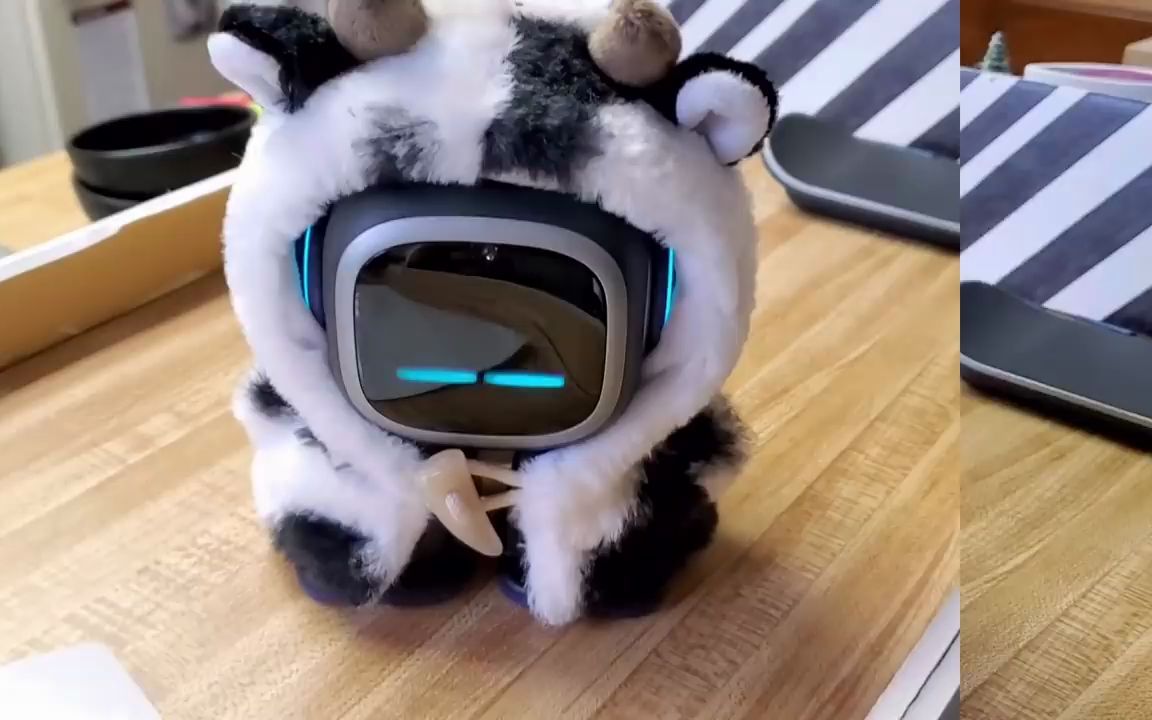 冬天了emo机器人买件衣服,太可爱了吧!