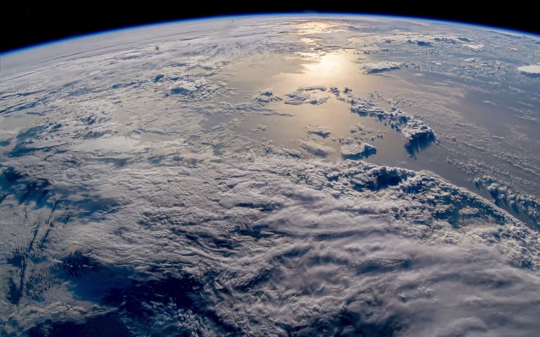 从太空看地球大西洋上的云层