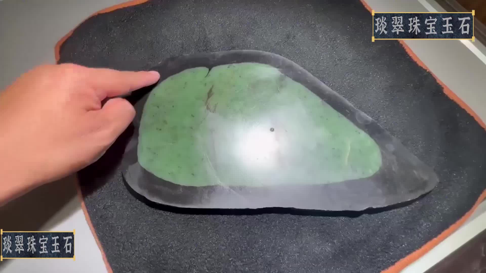 明明买的是和田玉墨玉原石!切开秒变碧玉!