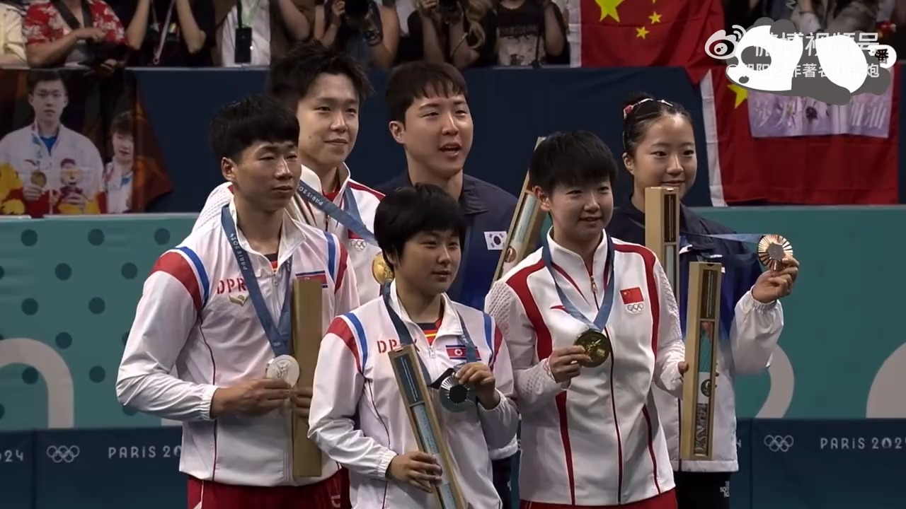 巴黎奥运乒乓球混双颁奖仪式 孙颖莎王楚钦金牌 南北同台握手领奖