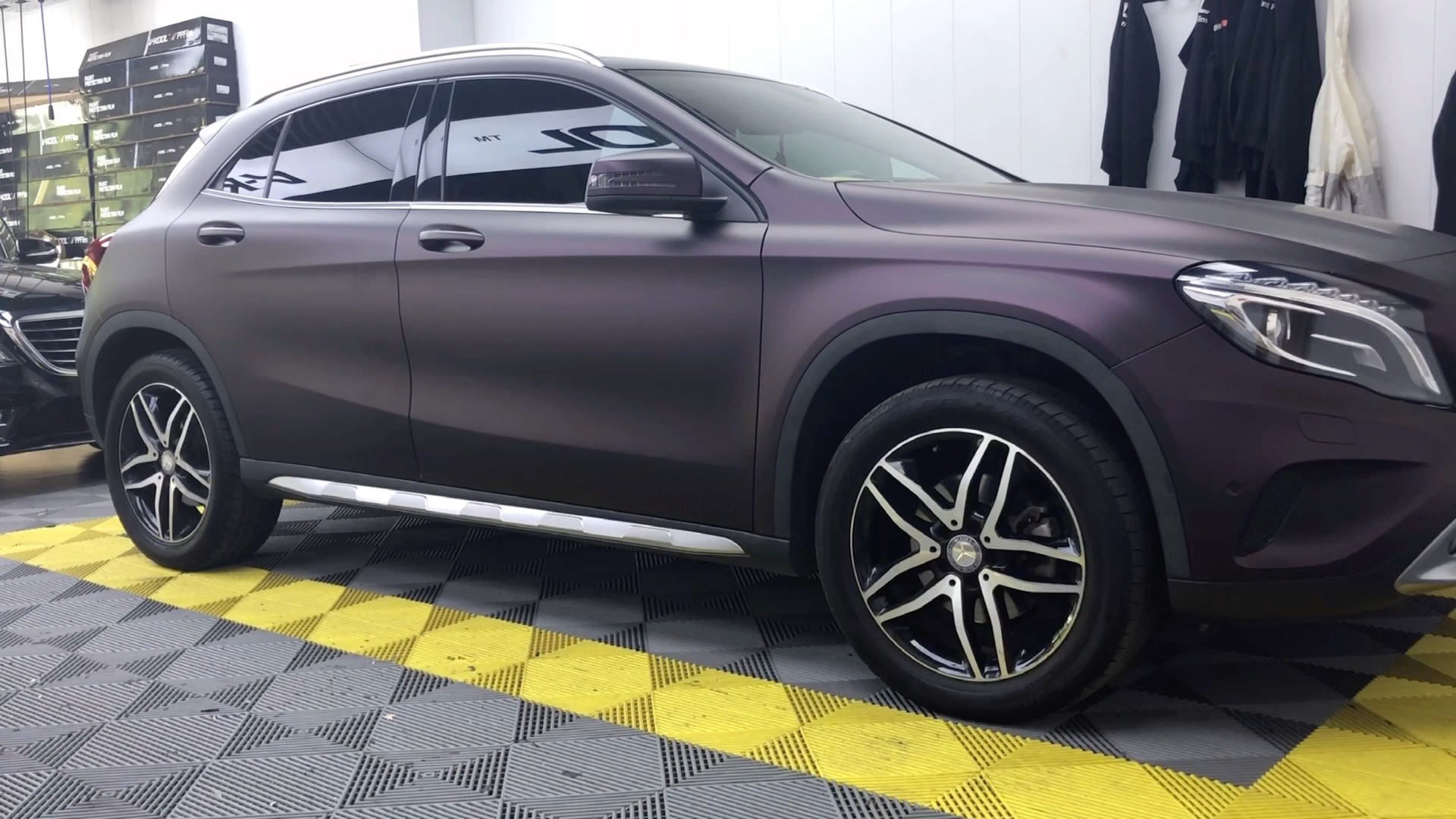 奔驰gla改色案例,超亚黑幻紫改色膜效果,烟台悦声汽车改色,烟台汽车改