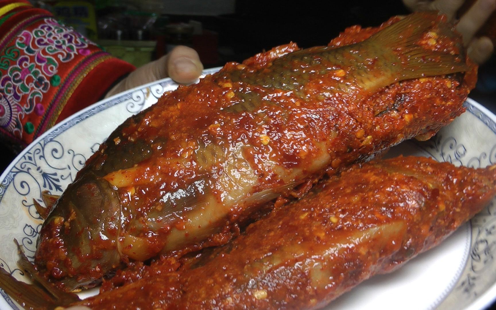 贵州朋友托人带来的腌酸鱼真好吃从不吃辣的婆婆都忍不住尝一块