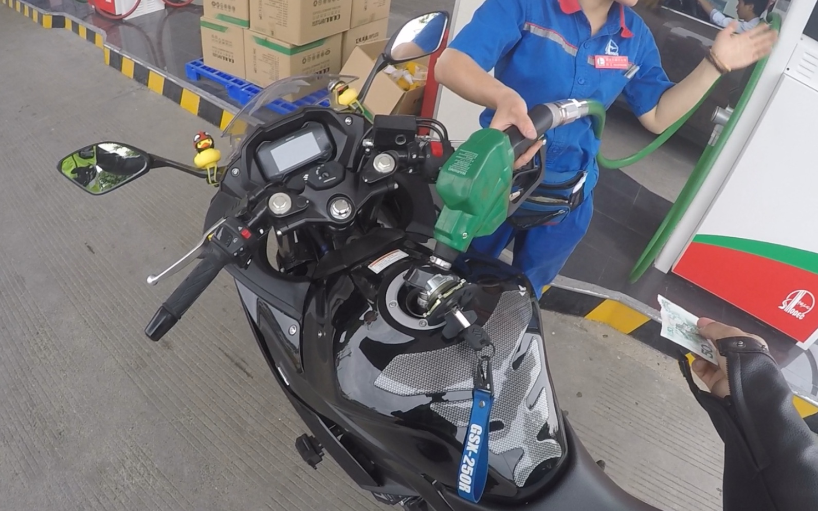 (座驾gsx250r)摩托车去加油,各地区待遇不一样?