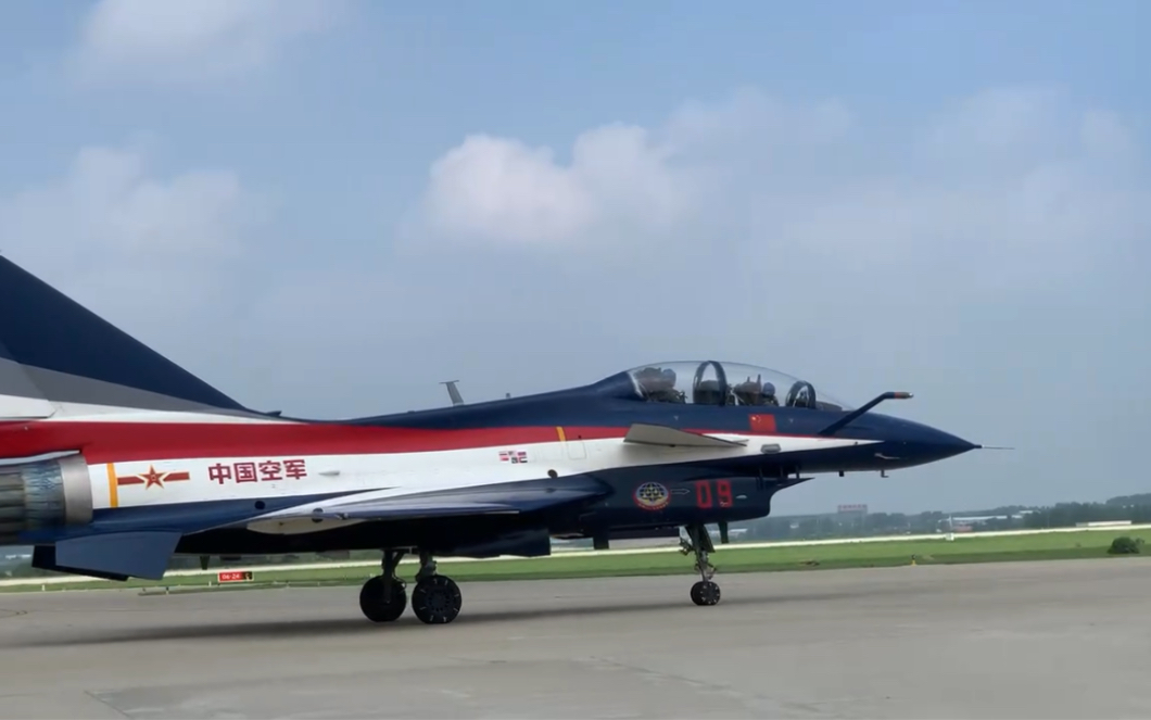 歼10:我来啦,怎么全去拍歼20了