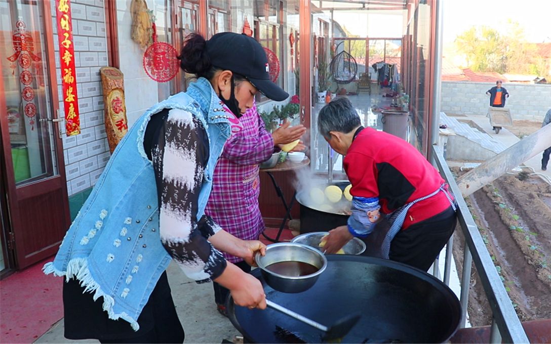 农家院邻居帮干活请吃饭,12道大锅菜全用盆装,到底多少人吃?