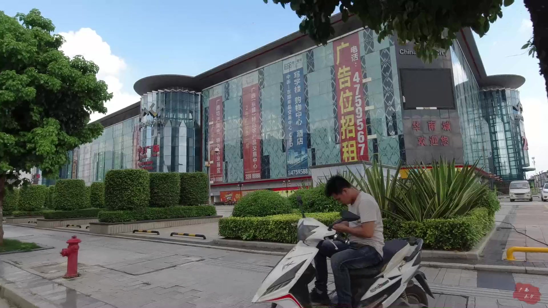 488万平方米南宁华南城,商场建筑面积庞大,为何生意却冷冷清清?