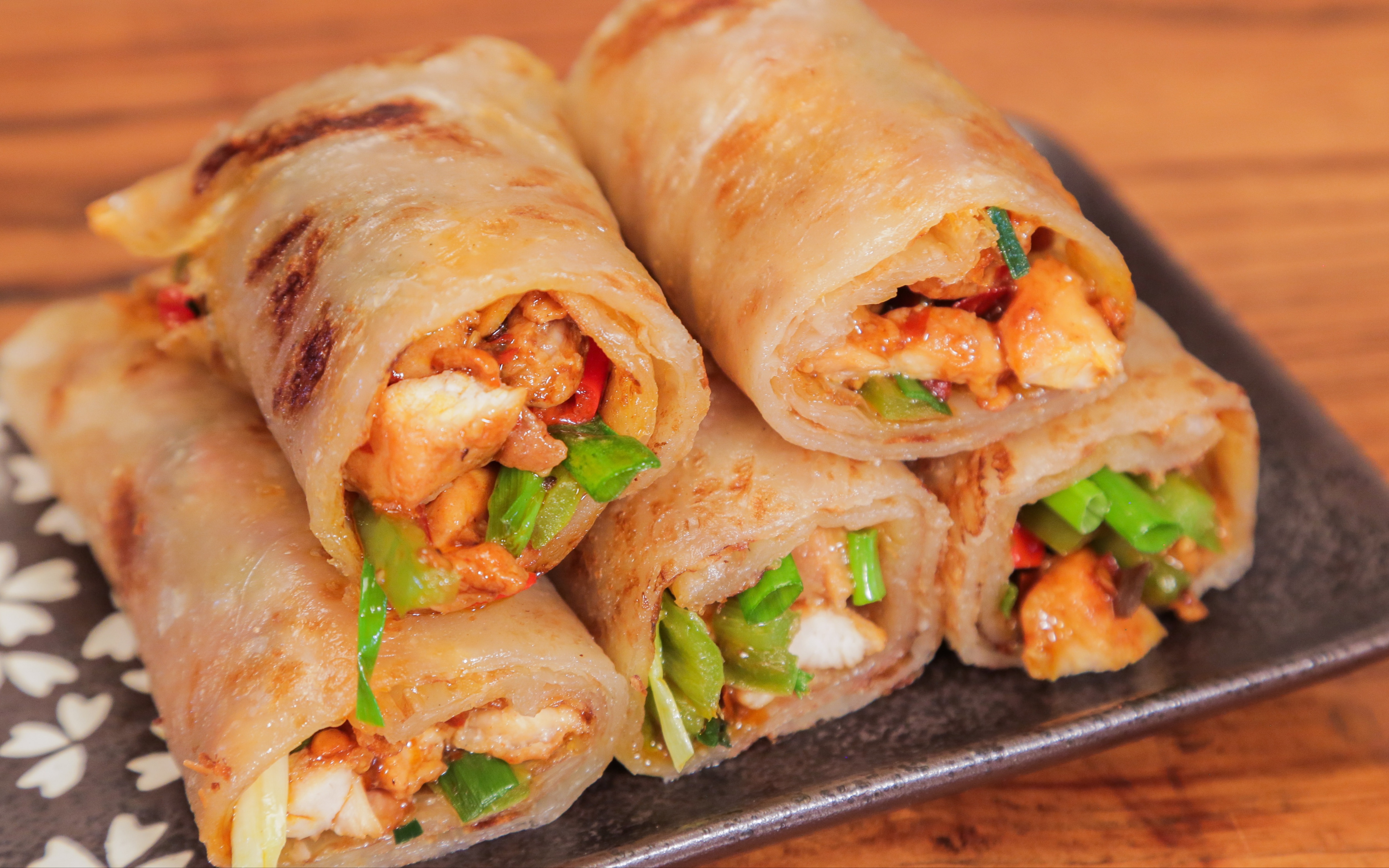 小炒鸡肉卷饼,简单快捷又好吃的一道菜,喜欢的试试吧!