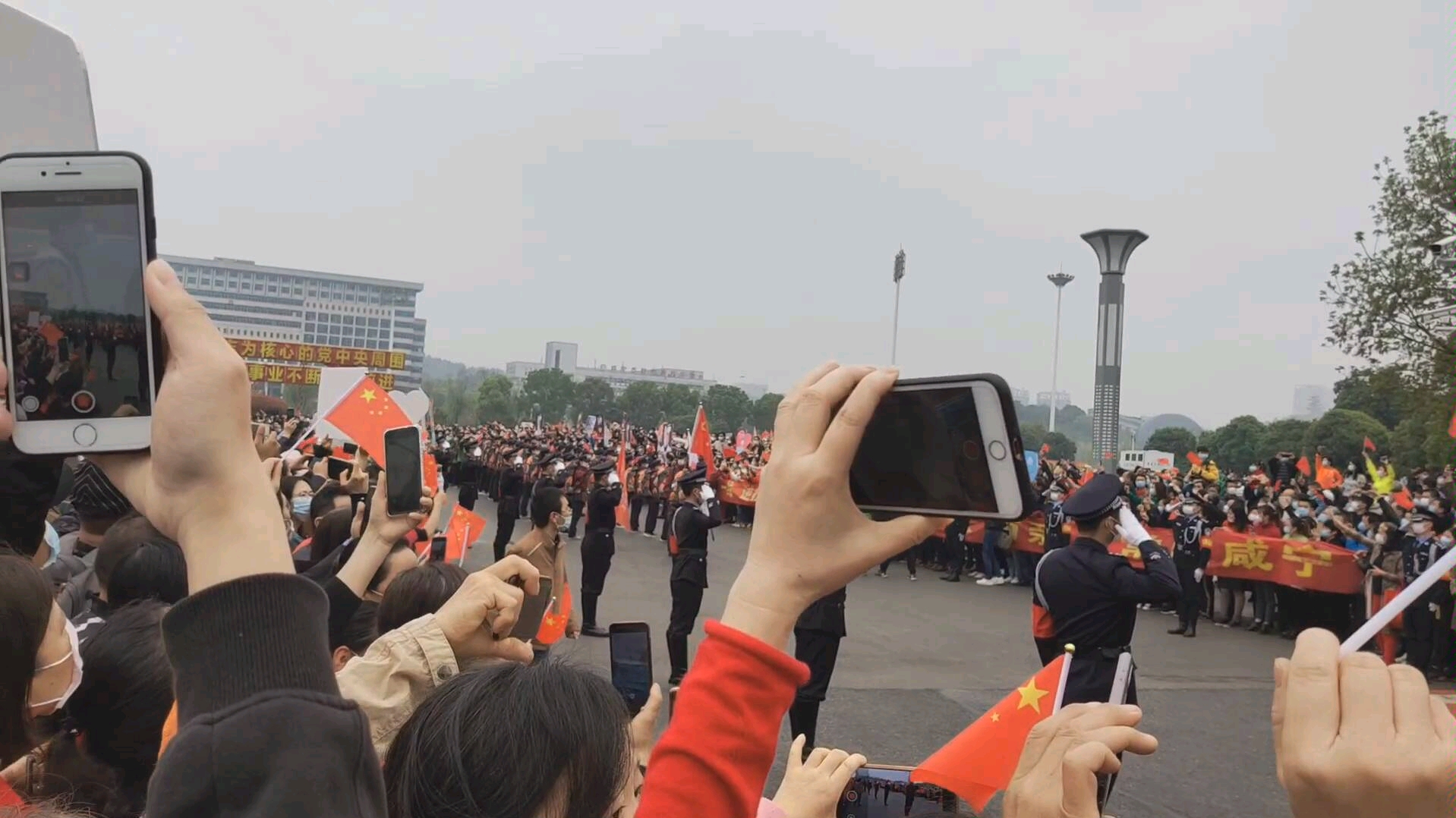 咸宁人民自发到广场欢送云南抗疫英雄凯旋回家哔哩哔哩bilibili