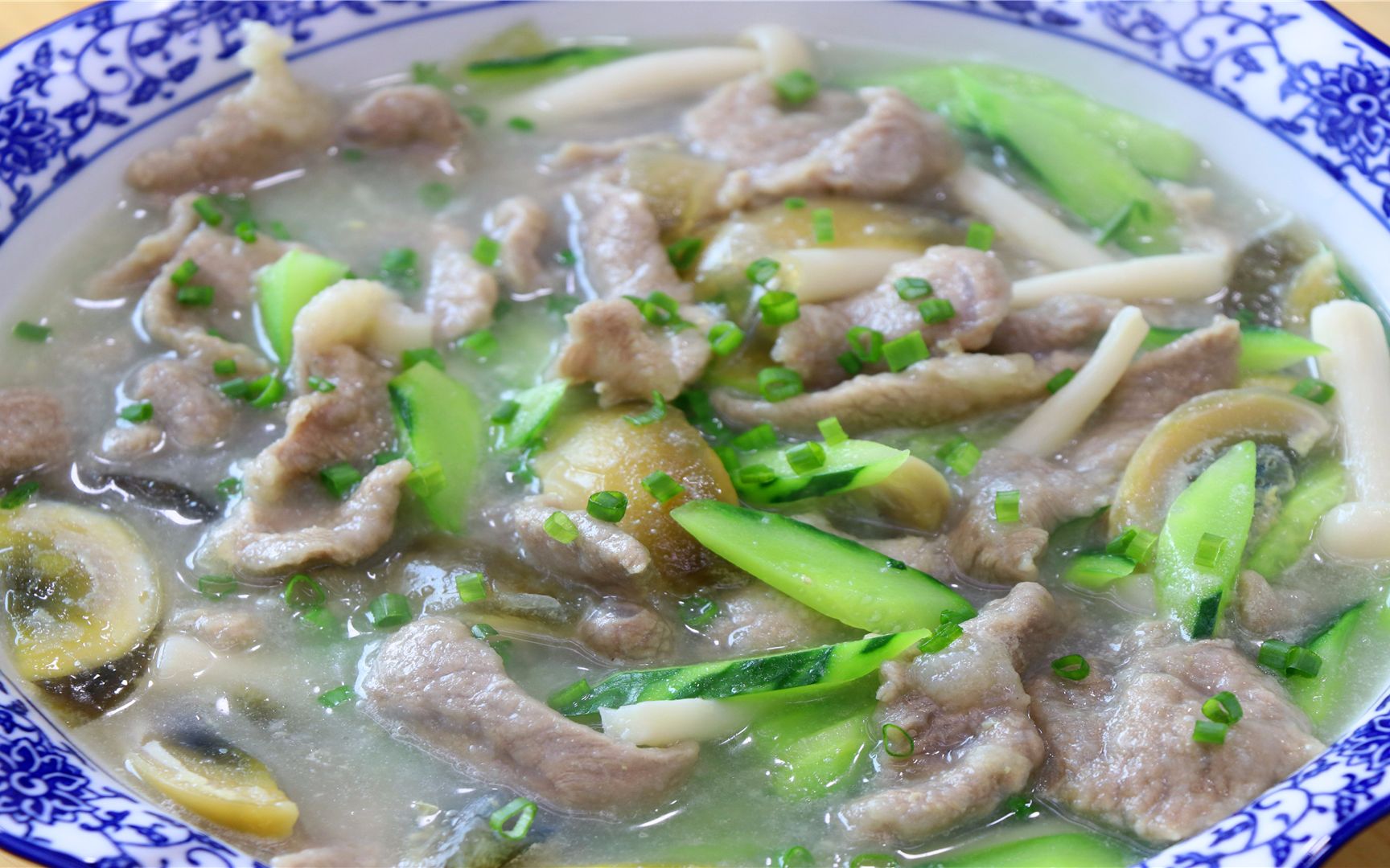 皮蛋和黄瓜不要只会凉拌了,四川师傅做成滑肉汤,吃起来太鲜美了