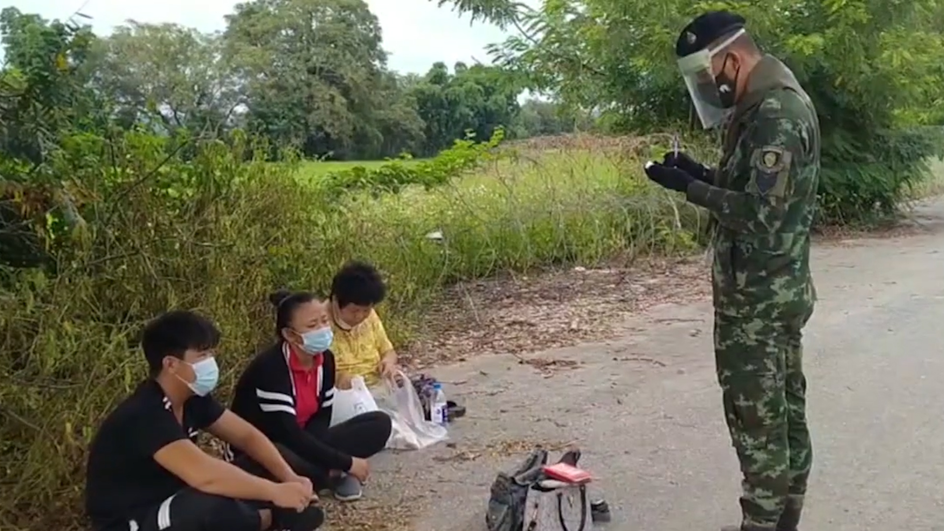 非法入境,泰国在边境抓获20名偷渡人员,已被驱逐出境哔哩哔哩bilibili