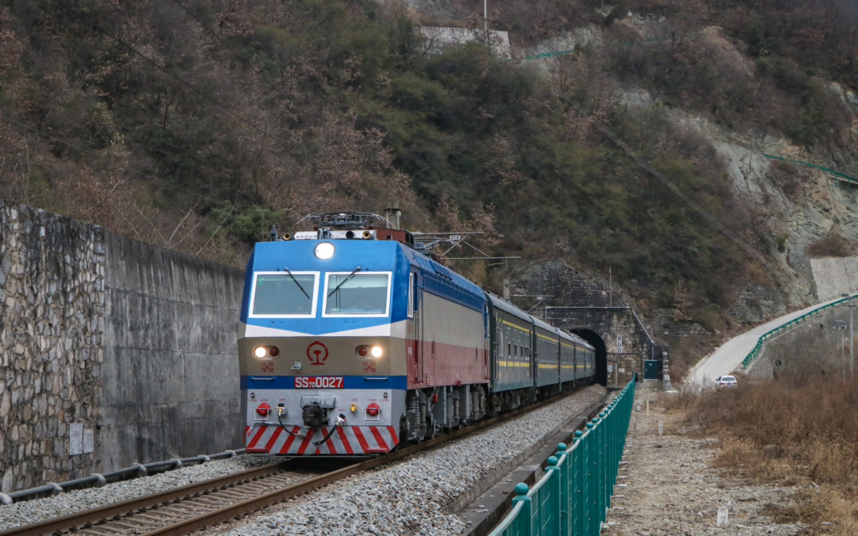 【宝成铁路】西局西段ss7d-0027牵引6063次出青白石隧道