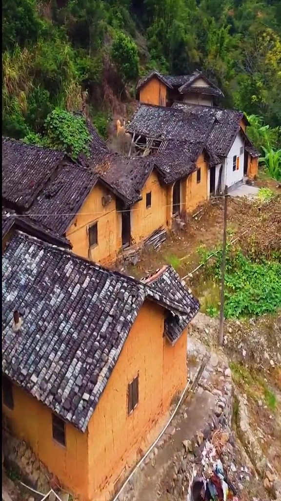 广东梅州深山发现一无人古村落,山好水好,仿佛一世外桃源,可惜了这么