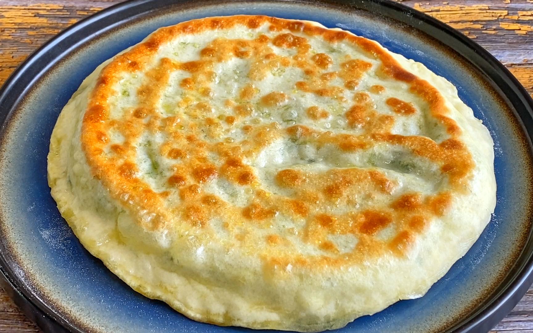 河南版韭菜盒子,薄皮馅大味道鲜美,教你一招凉了也不硬