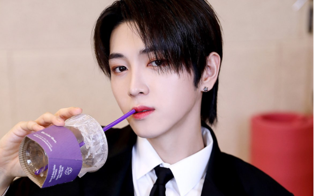 【onlyoneof朴志城】快滑跪进来帮奇迹小爱挑选皮肤吧!(内含刀)