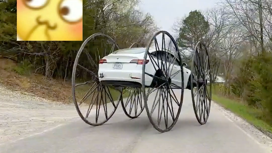 国外一男子将新提的特斯拉改装成三米高大轮胎,还将车倒过来行驶!