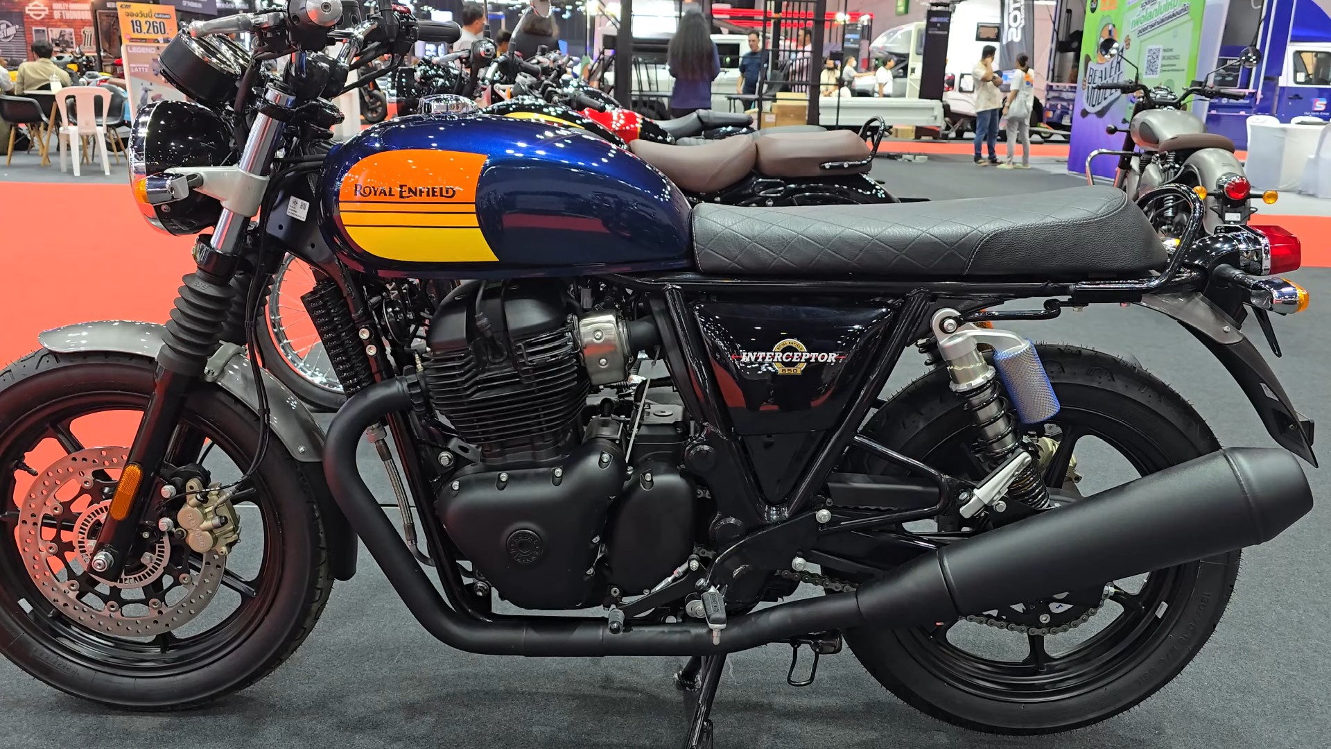 英伦摩托三基佬!2024款 Royal Enfield INTERCEPTOR 650 展车细节大赏哔哩哔哩bilibili