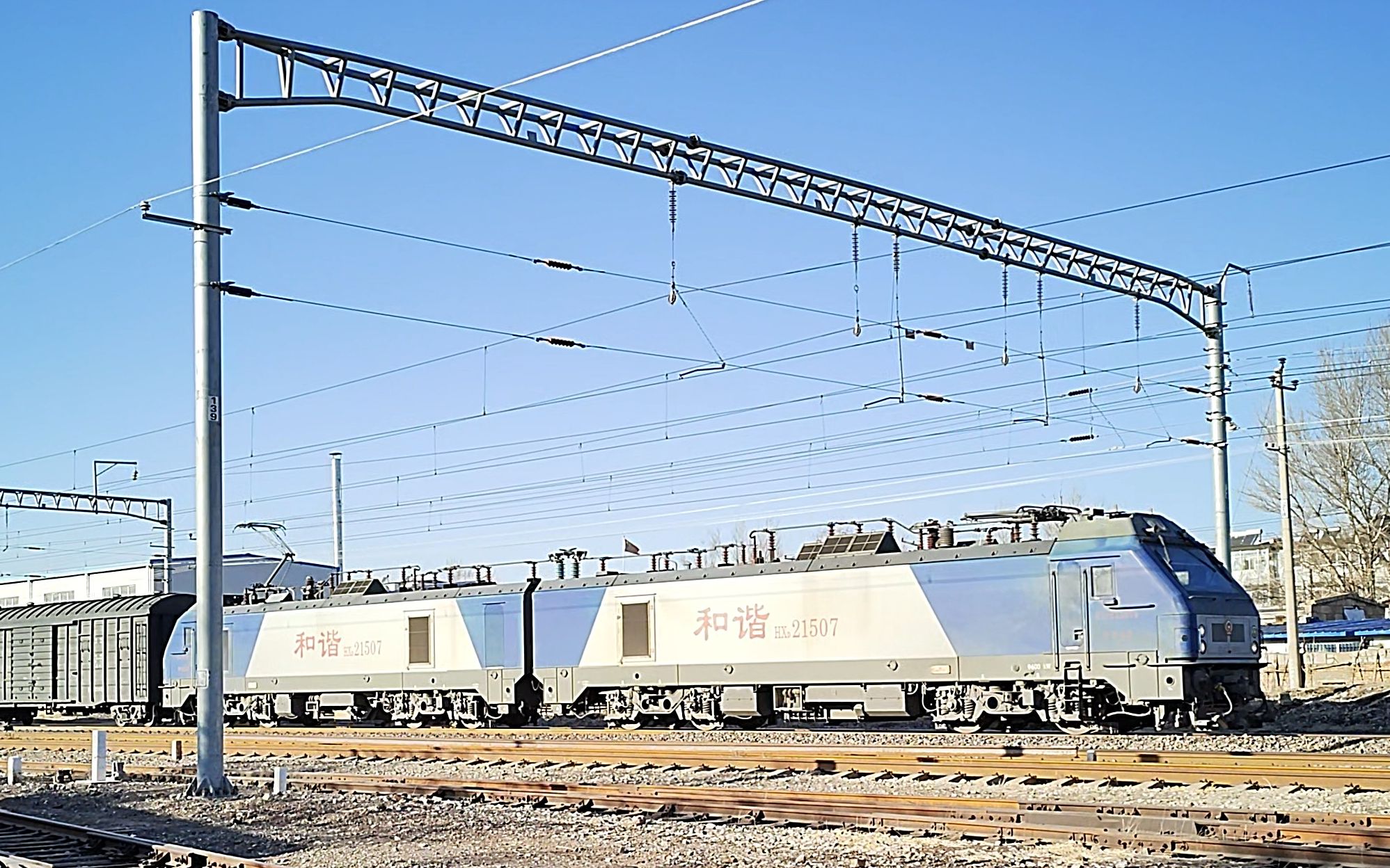 呼局hxd2 1507牵引棚车货列通过宣化火车站