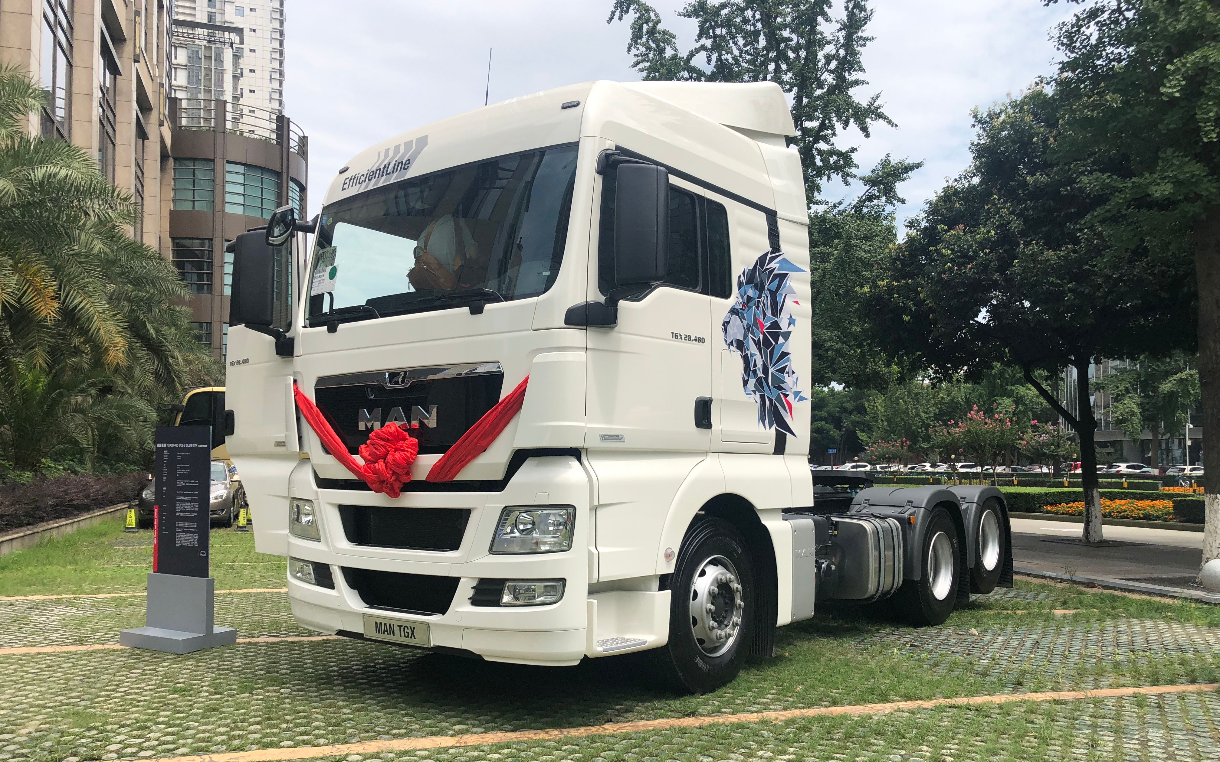 前桥悬挂只有一片钢板,2019西南定制版德国man牵引车还有啥变化_哔哩