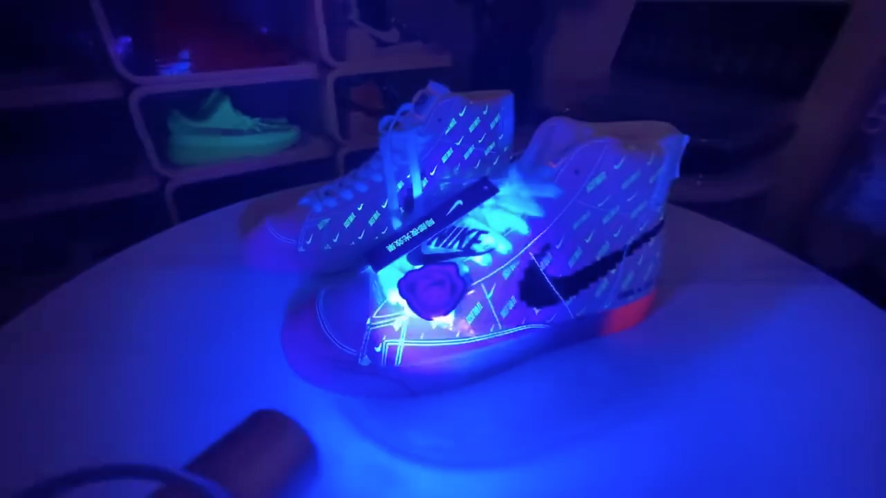 细看从某田340入手的nike开拓者 电玩像素 英雄 纯夜光效果和激光照