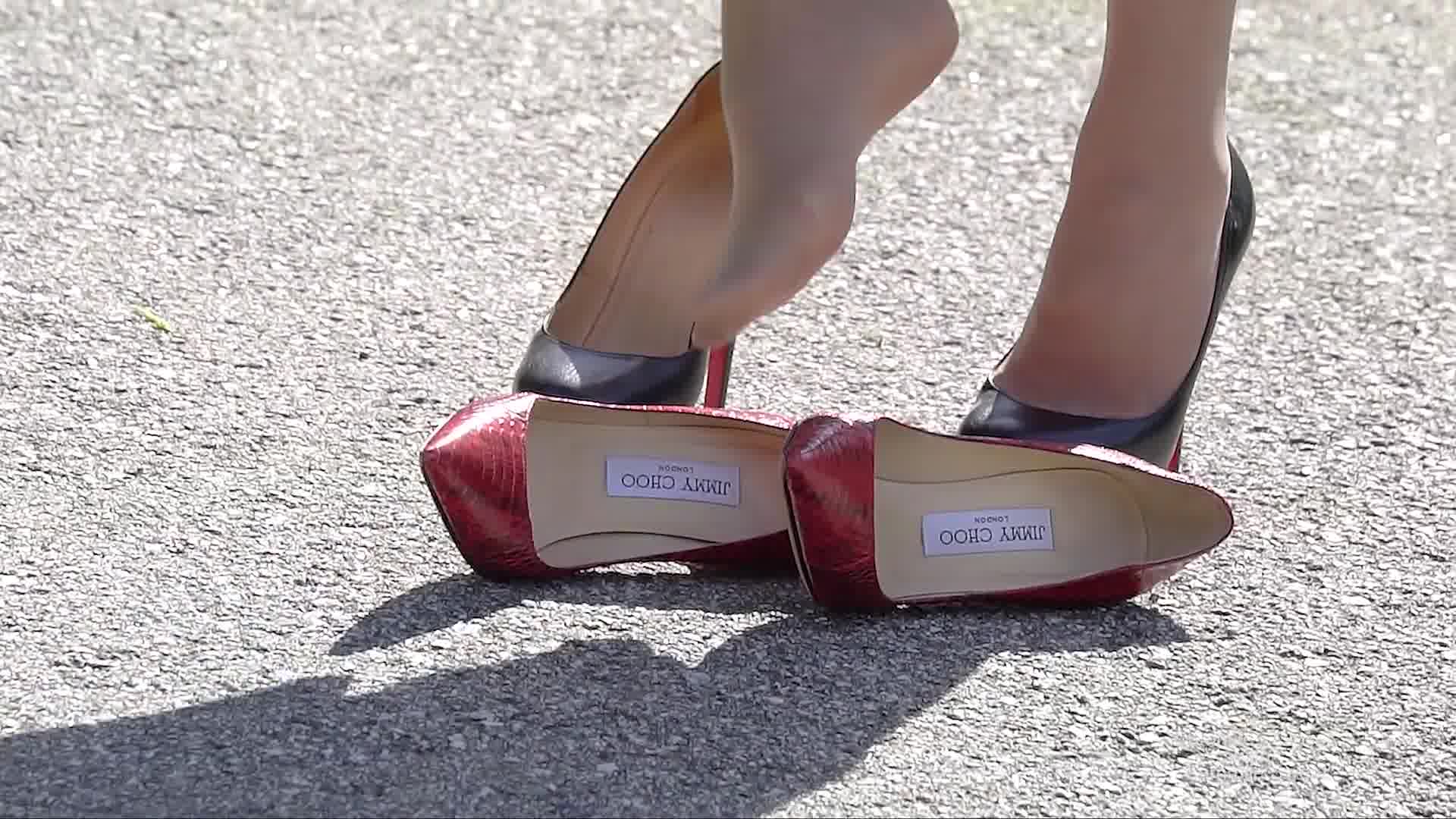 cammile红色hobble皮革连衣裙jimmychoo和christianlouboutin高跟鞋