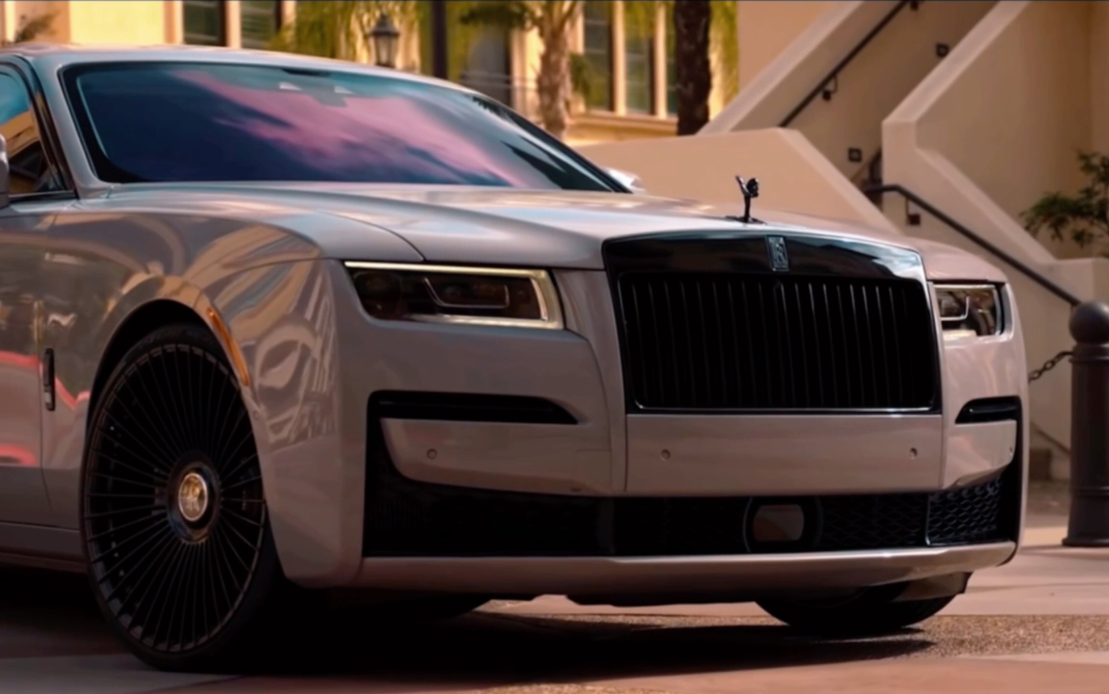 一个气场顶尖的幽灵飘荡在汽车工业之顶-劳斯莱斯 古思特(rolls-royce