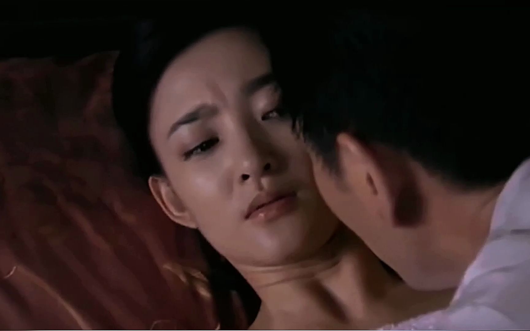 女特务献身男人,让他最后快后一次再杀