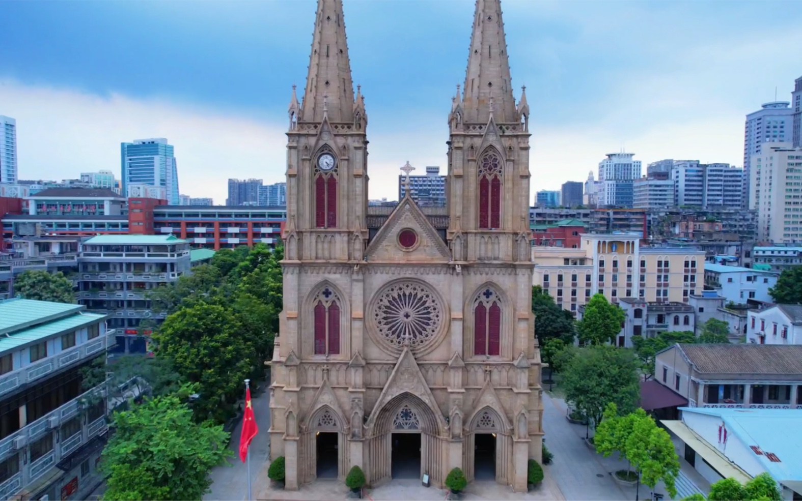 石室圣心大教堂,是天主教广州教区最宏伟,最具有特色的一间大教堂,可