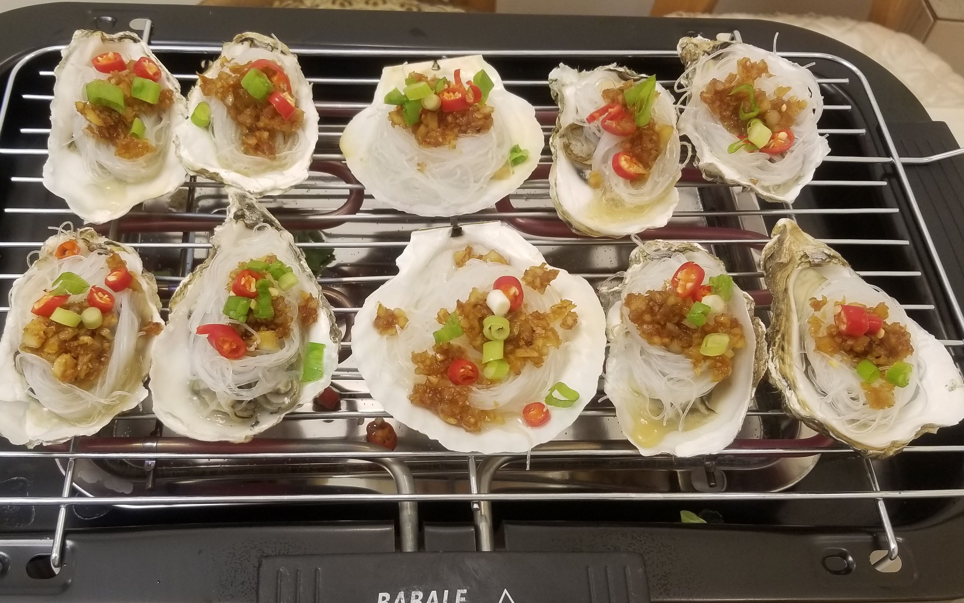 小伙在家自制烤生蚝扇贝,味道好极了!