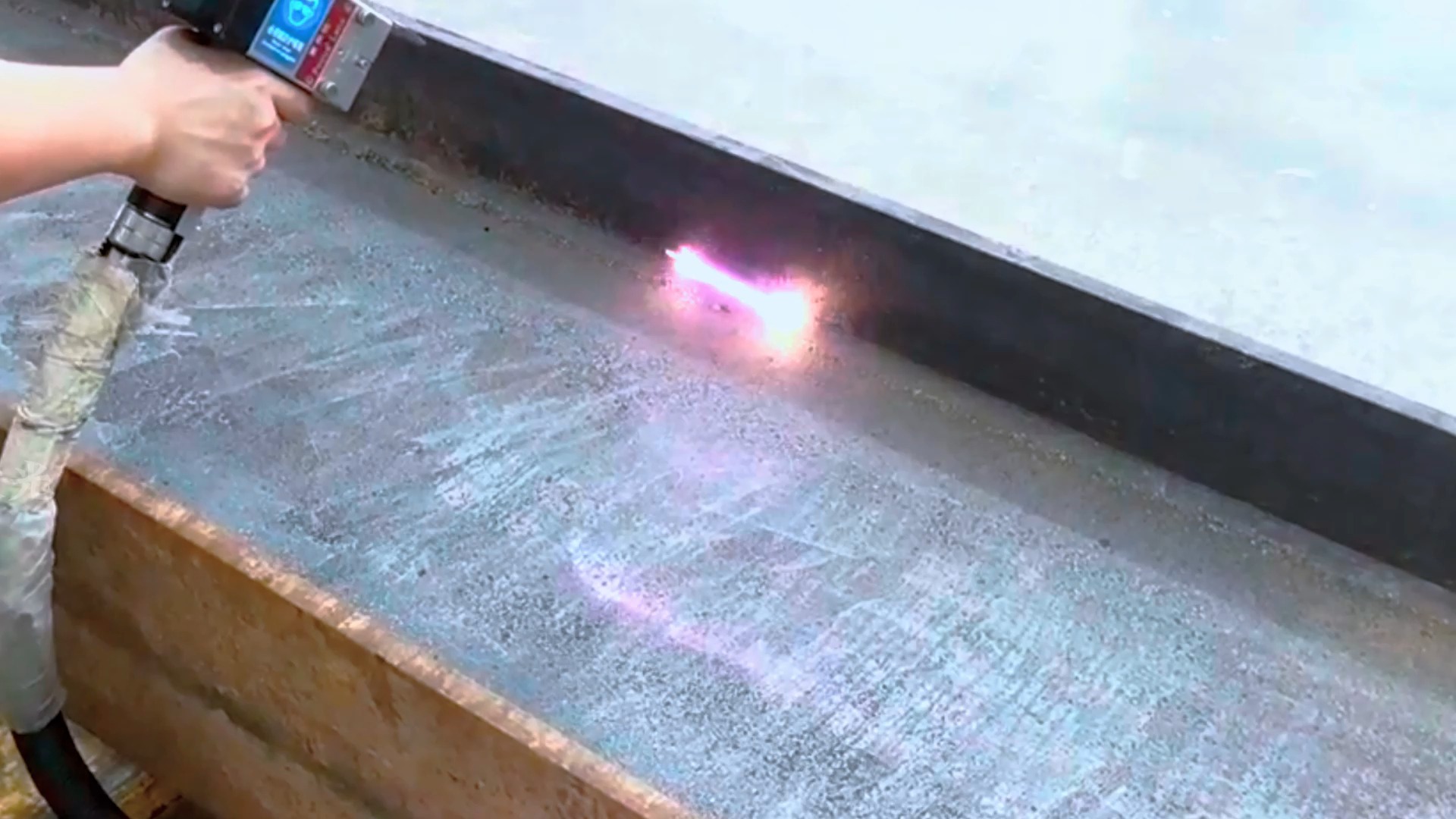 3000w激光清洗机型钢除锈展示